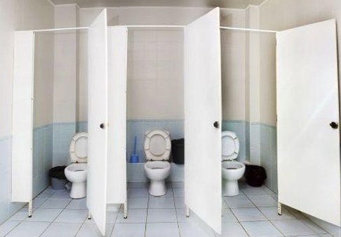 Bagaimana Cara Seorang Ayah Mengantar Anak Perempuannya Ke Toilet Umum